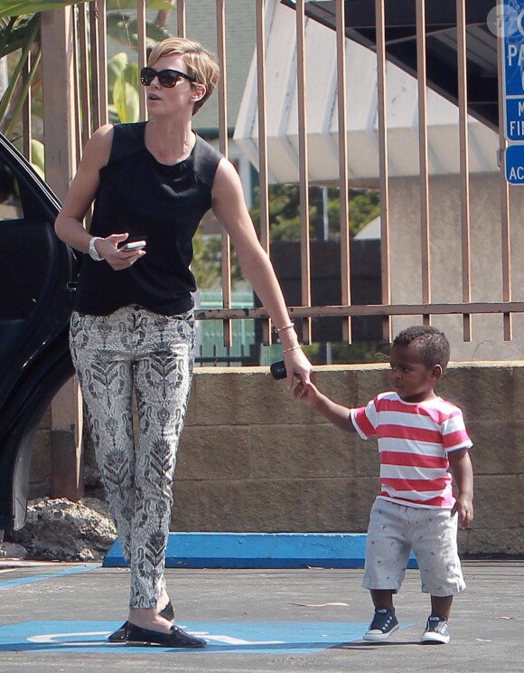 Exclusif - Charlize Theron et son fils Jackson au Coffee Bean à West Hollywood, le 25 septembre 2013.