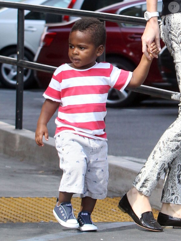 Exclusif - Charlize Theron et son fils Jackson au Coffee Bean à West Hollywood, le 25 septembre 2013.