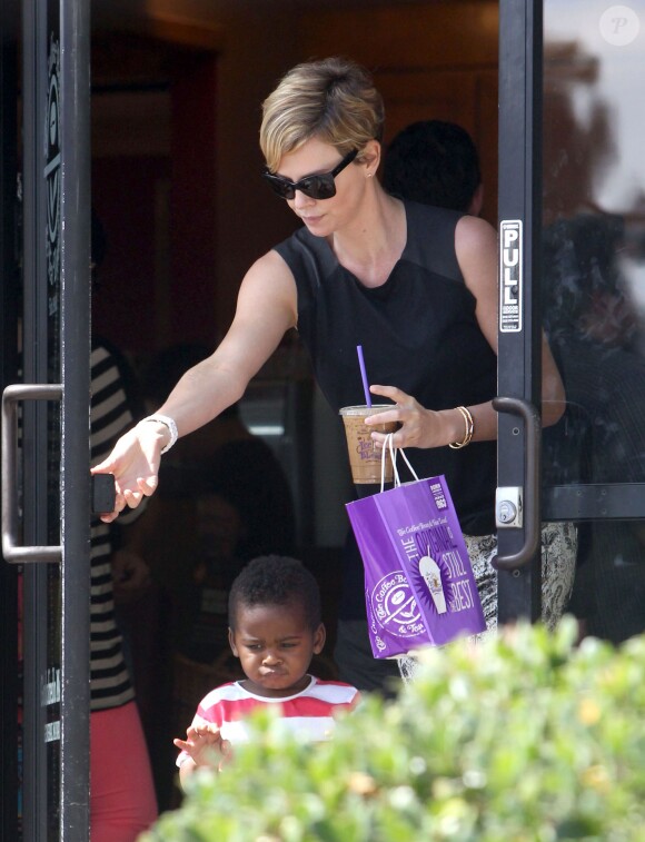 Exclusif - Charlize Theron et son fils Jackson au Coffee Bean à West Hollywood, le 25 septembre 2013.