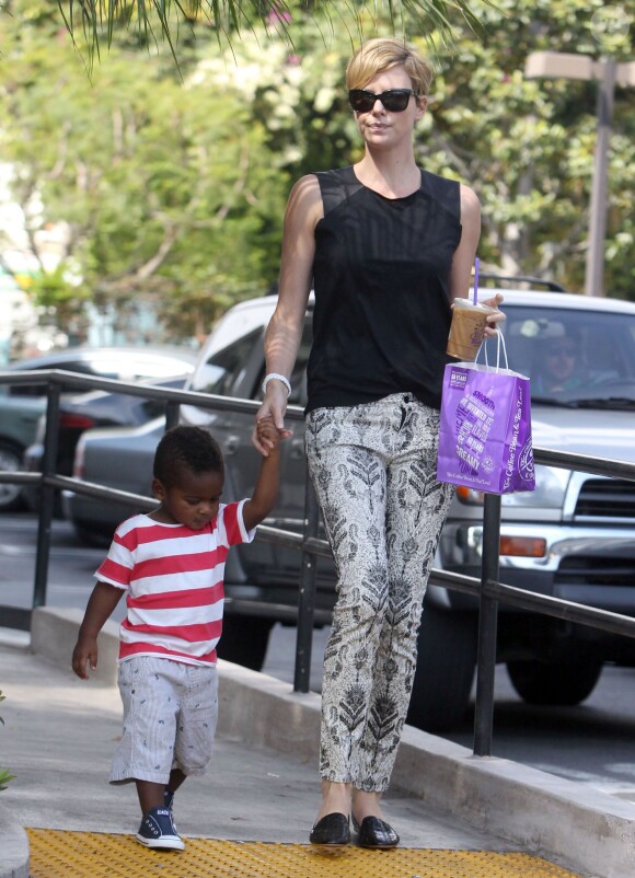 Exclusif - Charlize Theron et son fils Jackson au Coffee Bean à West Hollywood, le 25 septembre 2013.