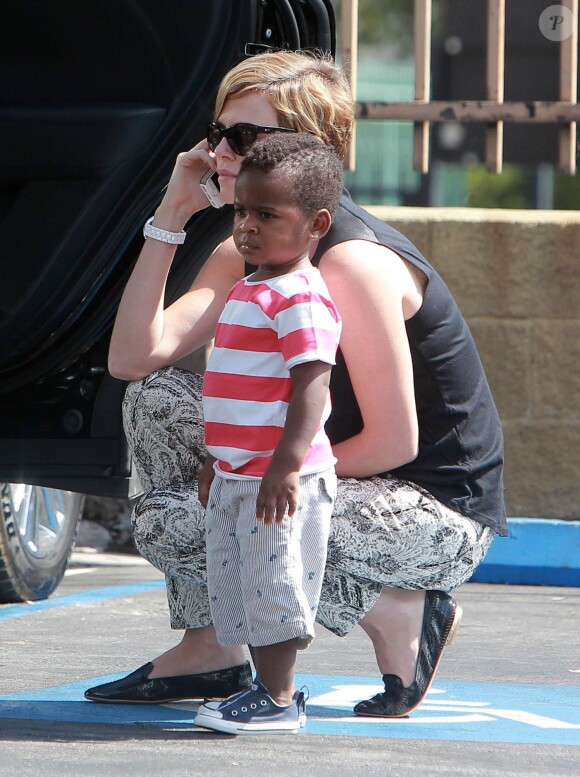Exclusif - Charlize Theron et son fils Jackson au Coffee Bean à West Hollywood, le 25 septembre 2013.
