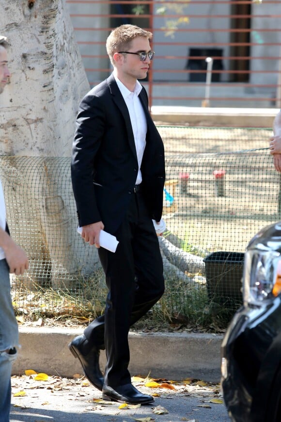 Robert Pattinson en pause sur le plateau de tournage de Maps to the Stars à Los Angeles le 19 août 2013