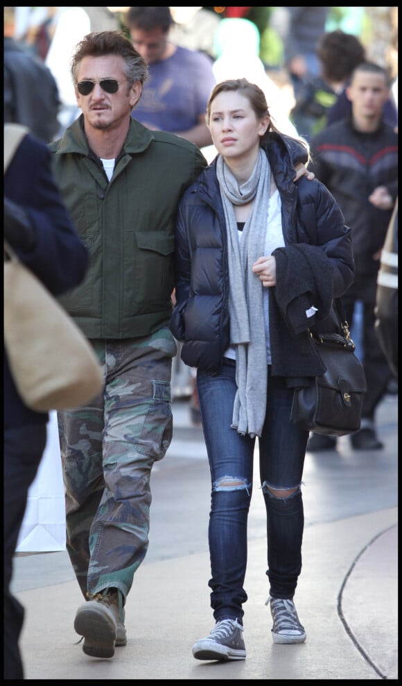 Sean Penn en promenade avec sa fille Dylan à Miami le 27 décembre 2010