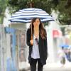 Jessica Biel, stylée pour affronter la pluie avec son parapluie rayée