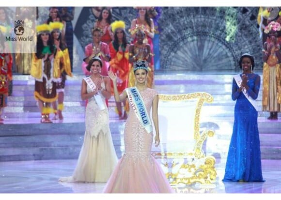 La superbe Marine Lorphelin, première dauphine de Miss Monde 2013, se tient auprès de Megan Young, Miss Monde 2013, et la deuxième dauphine, Miss Ghana, lors de l'élection Miss Monde 2013 à Bali le 28 septembre 2013