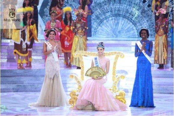 La superbe Marine Lorphelin, première dauphine de Miss Monde 2013, se tient auprès de Megan Young, Miss Monde 2013, et la deuxième dauphine, Miss Ghana, lors de l'élection Miss Monde 2013 à Bali le 28 septembre 2013