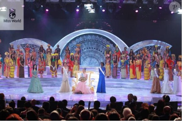 La superbe Marine Lorphelin, première dauphine de Miss Monde 2013, se tient auprès de Megan Young, Miss Monde 2013, et la deuxième dauphine, Miss Ghana, lors de l'élection Miss Monde 2013 à Bali le 28 septembre 2013