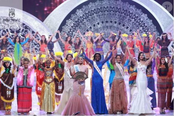 La superbe Marine Lorphelin, première dauphine de Miss Monde 2013, se tient auprès de Megan Young, Miss Monde 2013, et la deuxième dauphine, Miss Ghana, lors de l'élection Miss Monde 2013 à Bali le 28 septembre 2013