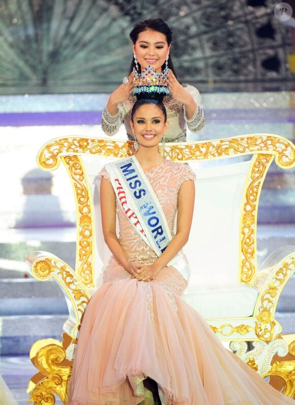 Miss Monde 2012, Wenxia Yu de Chine, remet sa couronne à Miss Philippines, Megan Young, pour le titre de Miss Monde 2013 à Nusa Dua en Indonésie, le 28 septembre 2013