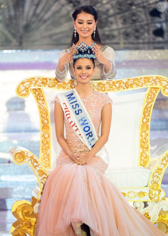 Miss Monde 2012, Wenxia Yu de Chine, remet sa couronne à Miss Philippines, Megan Young, pour le titre de Miss Monde 2013 à Nusa Dua en Indonésie, le 28 septembre 2013
