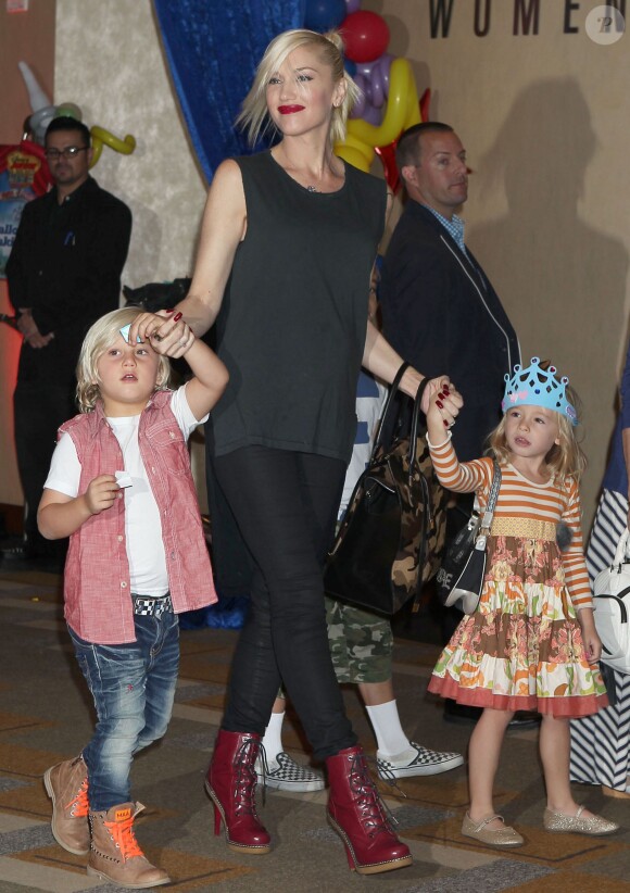 Gwen Stefani enceinte, avec ses enfants Zuma et Kingston, et sa nièce Stella au spectacle "Disney Junior Live On Tour Pirate & Princess Adventure", à Los Angeles, le 29 septembre 2013.