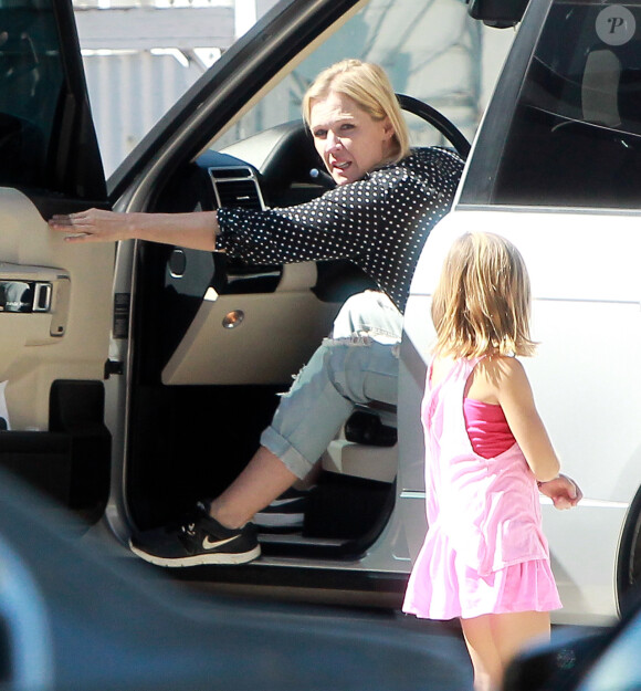 Jennie Garth arrive à son domicile de Los Angeles, le 27 septembre 2013.