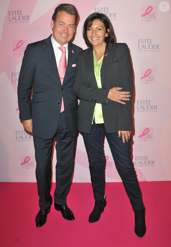Anne Hidalgo et Henk Van Der Mark (Président de Estée Lauder France) - Soirée "Octobre Rose" organisée par Estée Lauder pour l'association "Le Cancer du Sein, Parlons-en !" à la Conciergerie à Paris, le 30 septembre 2013.