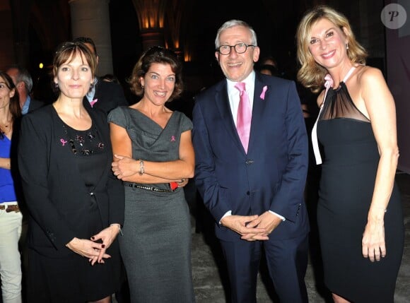 Marielle Fournier, Cécilia Hornus (Plus belle la vie), Philippe Bélaval (Président du centre des monuments nationaux) et Michèle Laroque - Soirée "Octobre Rose" organisée par Estée Lauder pour l'association "Le Cancer du Sein, Parlons-en !" à la Conciergerie à Paris, le 30 septembre 2013.