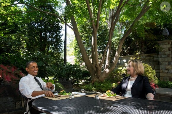 Barack Obama déjeune avec Hillary Clinton dans le patio devant le "Oval Office" à Washington, le 29 juillet 2013.