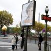Une affiche du film Diana, près du pont de l'Alma où Lady Diana est morte, 16 ans plus tôt.