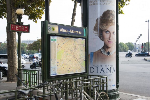 Une affiche du film Diana près du pont de l'Alma, le 30 septembre 2013.