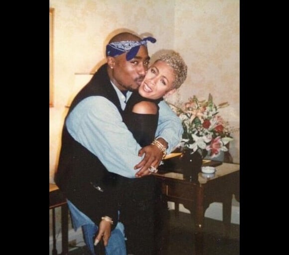 Jada Pinkett Smith a partagé sur Twitter un cliché d'elle en compagnie du rappeur Tupac, ami de longue date de la star rencontré dans les années 80.