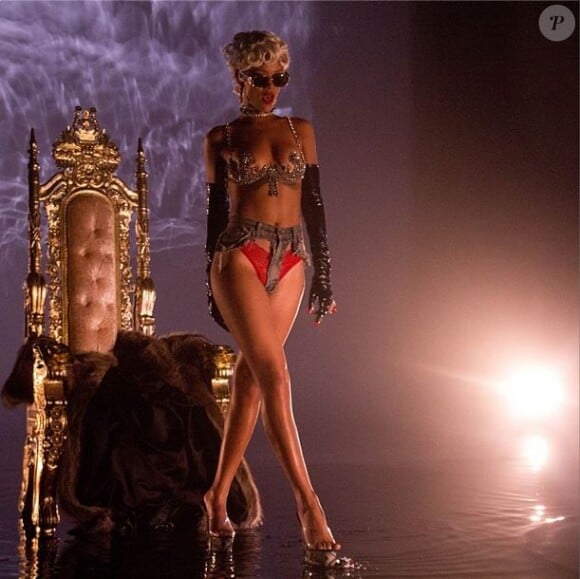 Rihanna en plein tournage du clip de Pour it Up, extrait de son septième album Unapologetic.