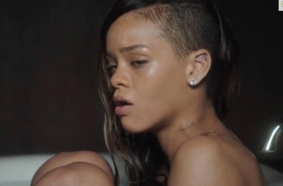 Queen Latifah a revisité dans un sketch et à sa manière "Stay" le clip de Rihanna dans lequel la chanteuse prend un long, très très long bain.
