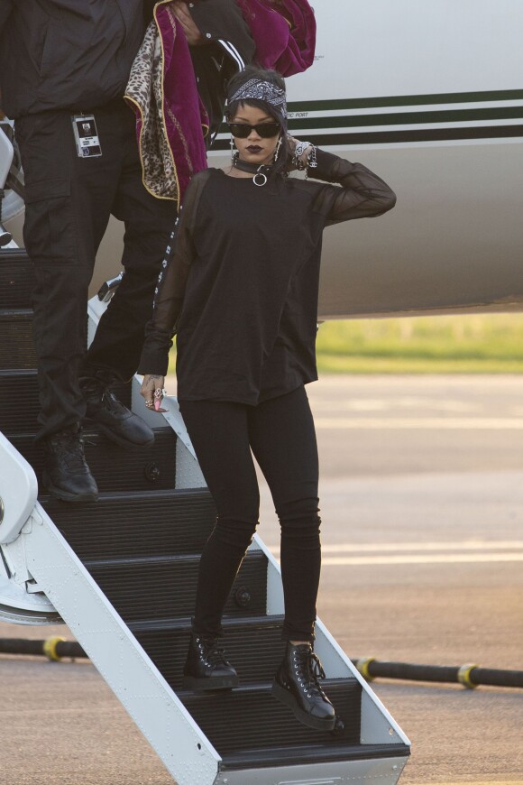 Rihanna arrive en jet prive à Adelaide en Australie, le 26 septembre 2013.