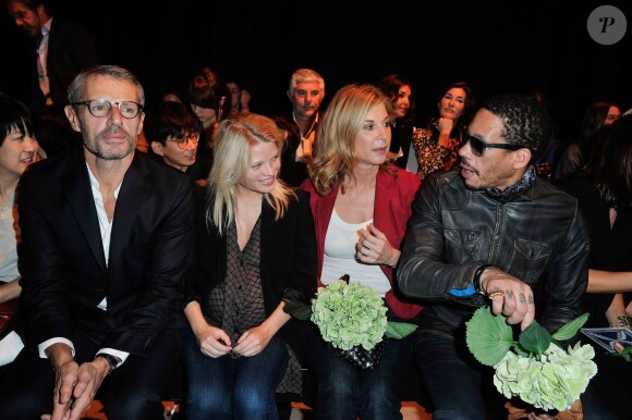 Lambert Wilson, Mélanie Thierry enceinte, Michèle Laroque et JoeyStarr au défilé Paul & Joe, collection prêt-à-porter printemps-été 2014, au Palais de Tokyo à Paris, le 1er octobre 2013.