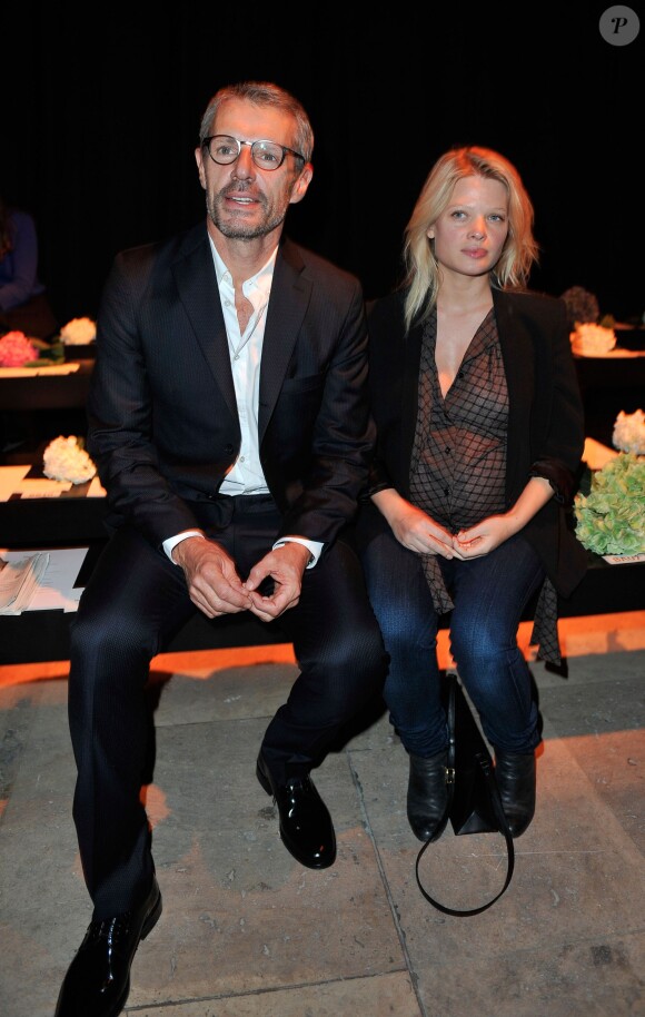 Lambert Wilson et Mélanie Thierry enceinte au défilé Paul & Joe, collection prêt-à-porter printemps-été 2014, au Palais de Tokyo à Paris, le 1er octobre 2013.