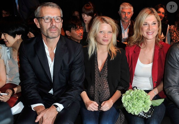 Lambert Wilson, Mélanie Thierry enceinte, Michèle Laroque et JoeyStarr au défilé Paul & Joe, collection prêt-à-porter printemps-été 2014, au Palais de Tokyo à Paris, le 1er octobre 2013.