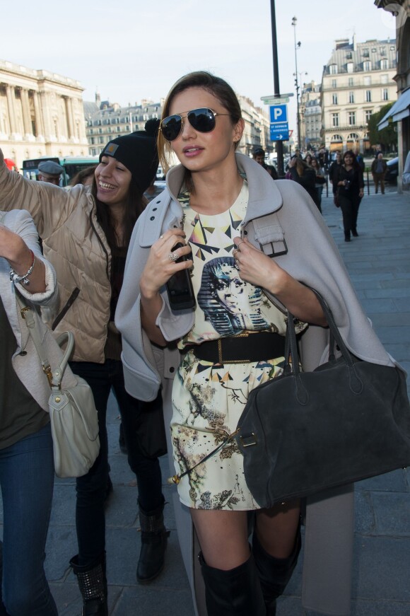 Miranda Kerr arrive au défilé Louis Vuitton à Paris le 2 octobre 2013