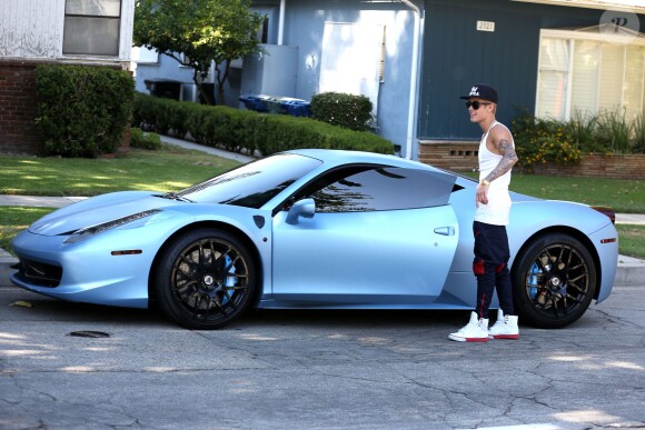Le jeune Justin Bieber avec sa Ferrari à Los Angeles, le 15 août 2013.