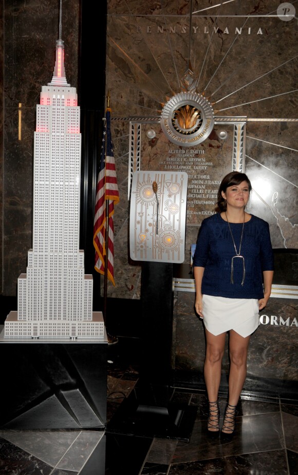 Tiffani Thiessen à l'Empire State Building pour présenter la campagne Jumpstart's Read for the Record à New York, le 2 octobre 2013.