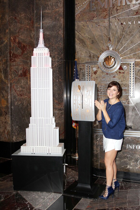 Tiffani Thiessen à l'Empire State Building pour présenter la campagne Jumpstart's Read for the Record à New York, le 2 octobre 2013.