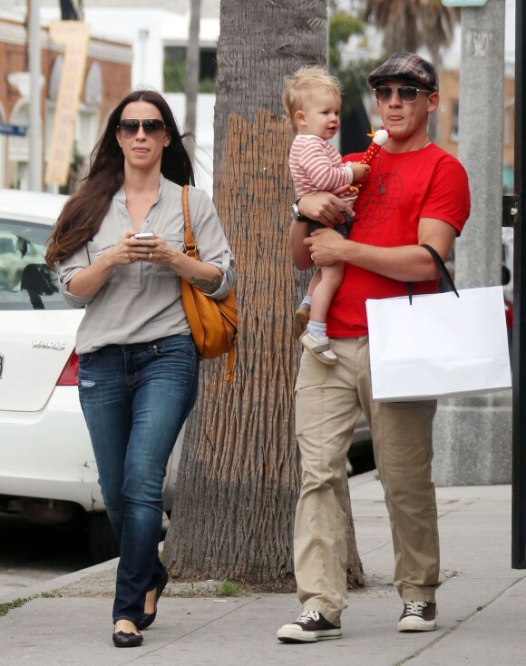 Alanis Morissette en compangie de son mari Mario Treadway et de leur fils Ever à Los Angeles, le 12 mai 2012.