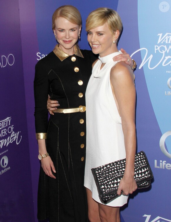 Nicole Kidman et Charlize Theron, ravissantes lors de la 5e édition de la soirée Variety's Power Of Women, événement organisé par le magazine Variety. Beverly Hills, le 4 octobre 2013.