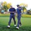 Steve Stricker et Tiger Woods au trou 17 sur le parcours du Muirfield Village Golf Club dans l'Ohio le 3 octobre 2013, au premier jour de la Presidents Cup.