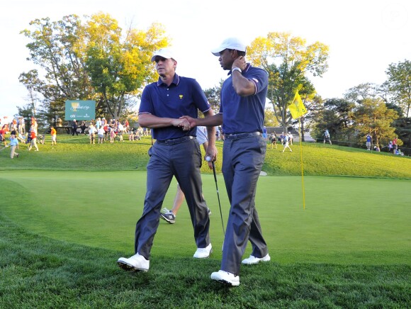Steve Stricker et Tiger Woods au trou 17 sur le parcours du Muirfield Village Golf Club dans l'Ohio le 3 octobre 2013, au premier jour de la Presidents Cup.
