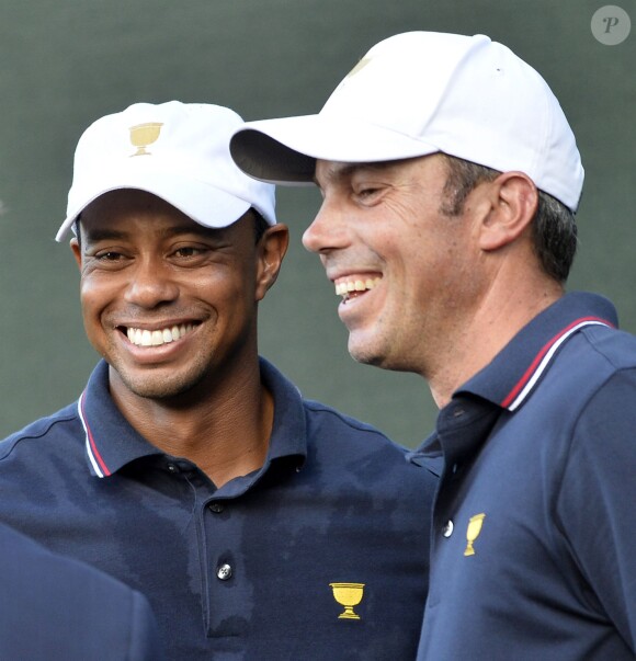 Tiger Woods et Matt Kuchar après leur victoire d'entrée sur le parcours du Muirfield Village Golf Club dans l'Ohio le 3 octobre 2013, au premier jour de la Presidents Cup.