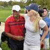 Tiger Woods et Lindsey Vonn très amoureux lors du troisième jour de la Presidents Cup, à Dublin, Ohio, le 5 octobre 2013.