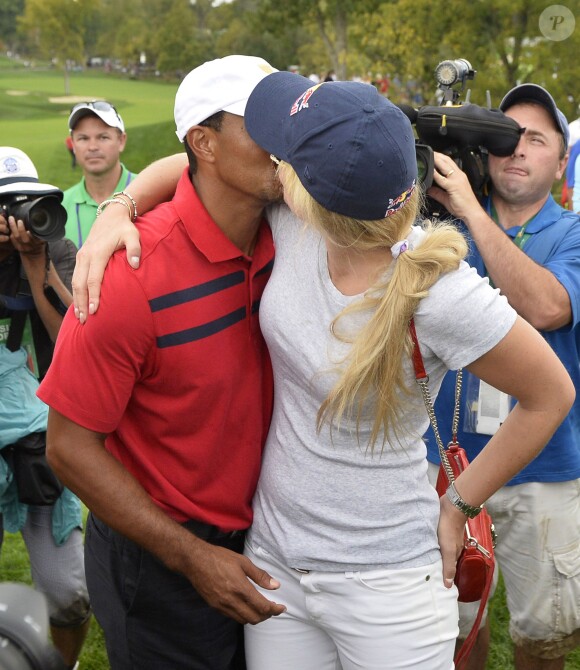 Un baiser en avance sur la victoire... Tiger Woods et Lindsey Vonn très amoureux lors du troisième jour de la Presidents Cup, à Dublin, Ohio, le 5 octobre 2013.