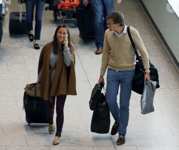 Pippa Middleton de retour de son week-end de chasse en Ecosse, à l'aéroport Heathrow de Londres avec son boyfriend Nico Jackson le 6 octobre 2013