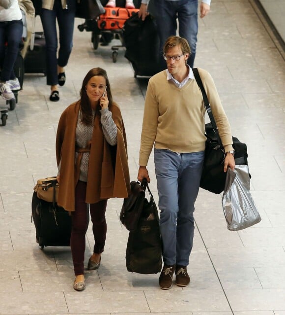 Pippa Middleton de retour d'un week-end de chasse en Ecosse, à l'aéroport Heathrow de Londres avec son boyfriend Nico Jackson le 6 octobre 2013