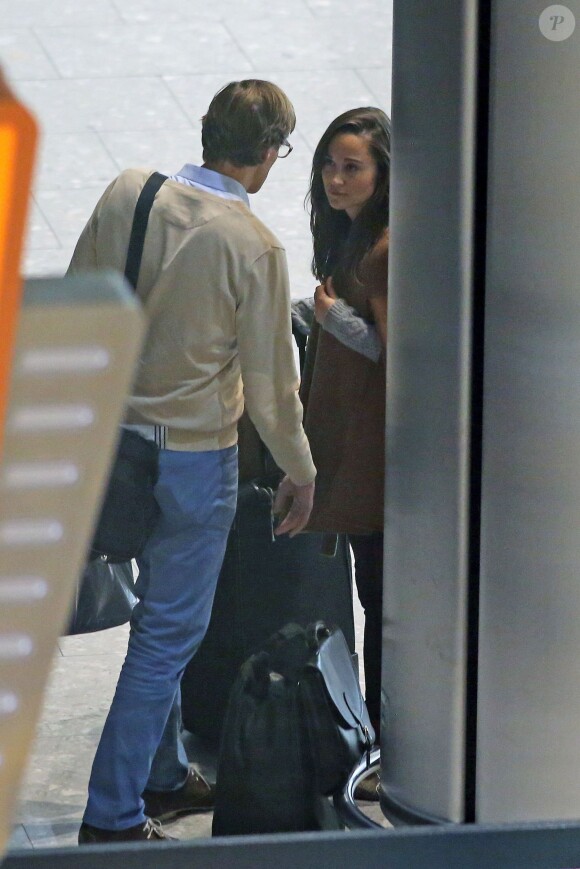 Pippa Middleton à son retour d'un week-end de chasse en Ecosse, à l'aéroport Heathrow de Londres avec son boyfriend Nico Jackson le 6 octobre 2013