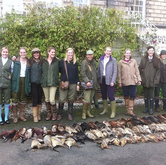 Pippa Middleton (avec son ami Charlotte More Nisbett tout à gauche) lors d'un week-end de chasse en Ecosse sur le domaine des More Nisbett, le premier week-end d'octobre 2013. Photo postée sur Instagram par un certain John Greig.