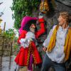 Camille Lacourt tente d'échapper au Capitaine Crochet lors de son passage à Disneyland Paris le week-end du 15 septembre 2013