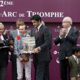  Thierry Jarnet reçoit son prix des mains du Cheikh Joan Bin Hamad Al Thani et ses enfants Cheikh Hamad Bin Joan Al Thani et Cheikh Sheikh Tamim Bin Joan Al Thani, Christophe de Margerie au Qatar Prix de l'Arc de Triomphe à Longchamp le 6 octobre 2013. 
