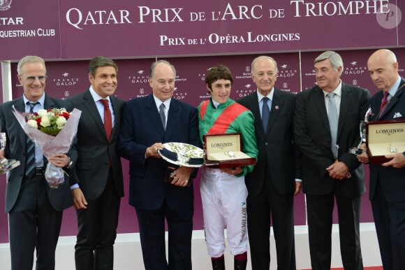 Christophe Lambert avec le Prince Karim Aga Khan, le jockey Christophe Soumillon et le président de France Galop Bertrand Belinguier au Qatar Prix de l'Arc de Triomphe à Longchamp le 6 octobre 2013.