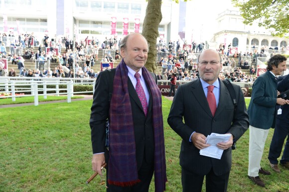 Alain et Gerard Wertheimer, propriétaires de Chanel, lors du Qatar Prix de l'Arc de Triomphe à Longchamp le 6 octobre 2013.