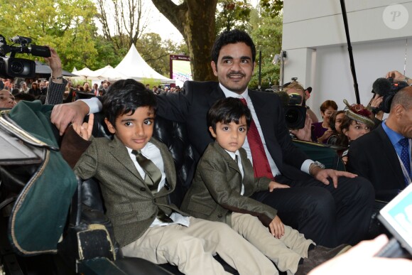 Cheikh Joan Bin Hamad Al Thani avec ses enfants Cheikh Hamad Bin Joan Al Thani et Cheikh Tamim Bin Joan Al Thani au Qatar Prix de l'Arc de Triomphe à Longchamp le 6 octobre 2013.