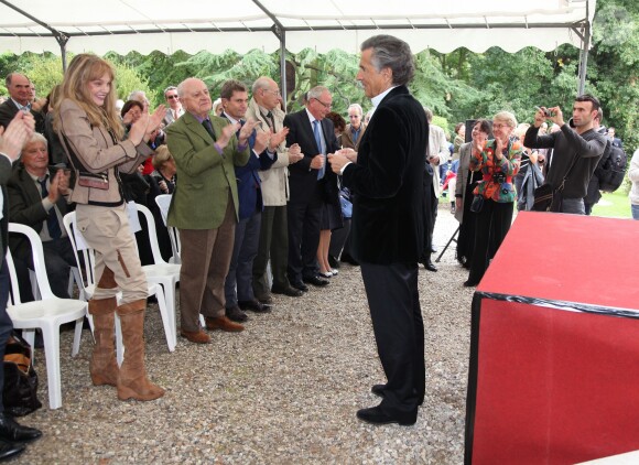 Exclusif - Bernard-Henry Lévy applaudi par Arielle Dombasle et Pierre Bergé au pèlerinage littéraire à la maison d'Émile Zola à Médan, le 6 octobre 2013.