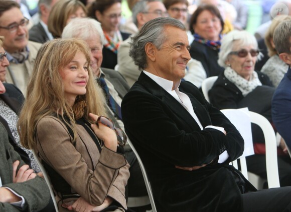 Exclusif - Bernard-Henry Lévy et son épouse Arielle Dombasle au pèlerinage littéraire à la maison d'Émile Zola à Médan, le 6 octobre 2013.